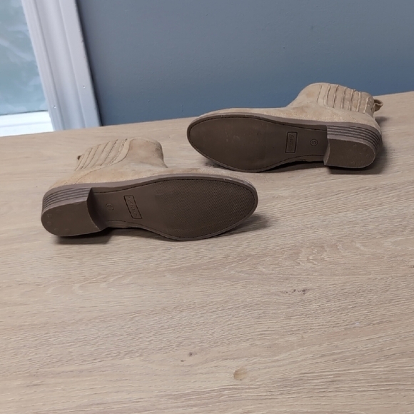 NWOT Nordstrom Tan Suede Jayda Ankle Booties. - Picture 9 of 9